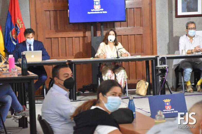 Juan Manuel Betancor, junto a la alcaldesa, en el Pleno del pasado mes de septiembre de 2021/Francisco Javier Santana.